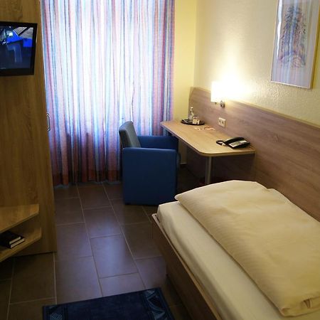 Hotel "Drei Rosen" Ohg Regina & Hans - Peter Fassbinder Leinefelde-Worbis Esterno foto