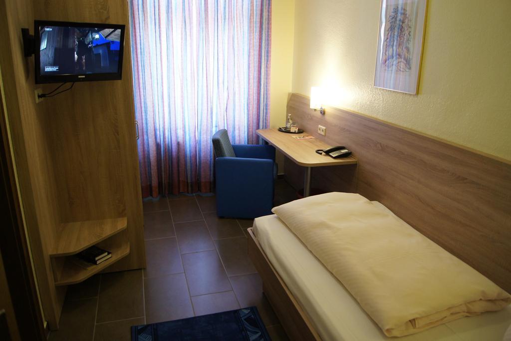 Hotel "Drei Rosen" Ohg Regina & Hans - Peter Fassbinder Leinefelde-Worbis Esterno foto
