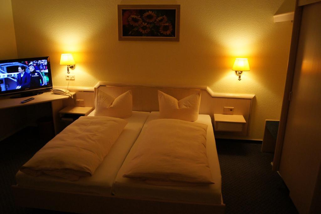 Hotel "Drei Rosen" Ohg Regina & Hans - Peter Fassbinder Leinefelde-Worbis Esterno foto