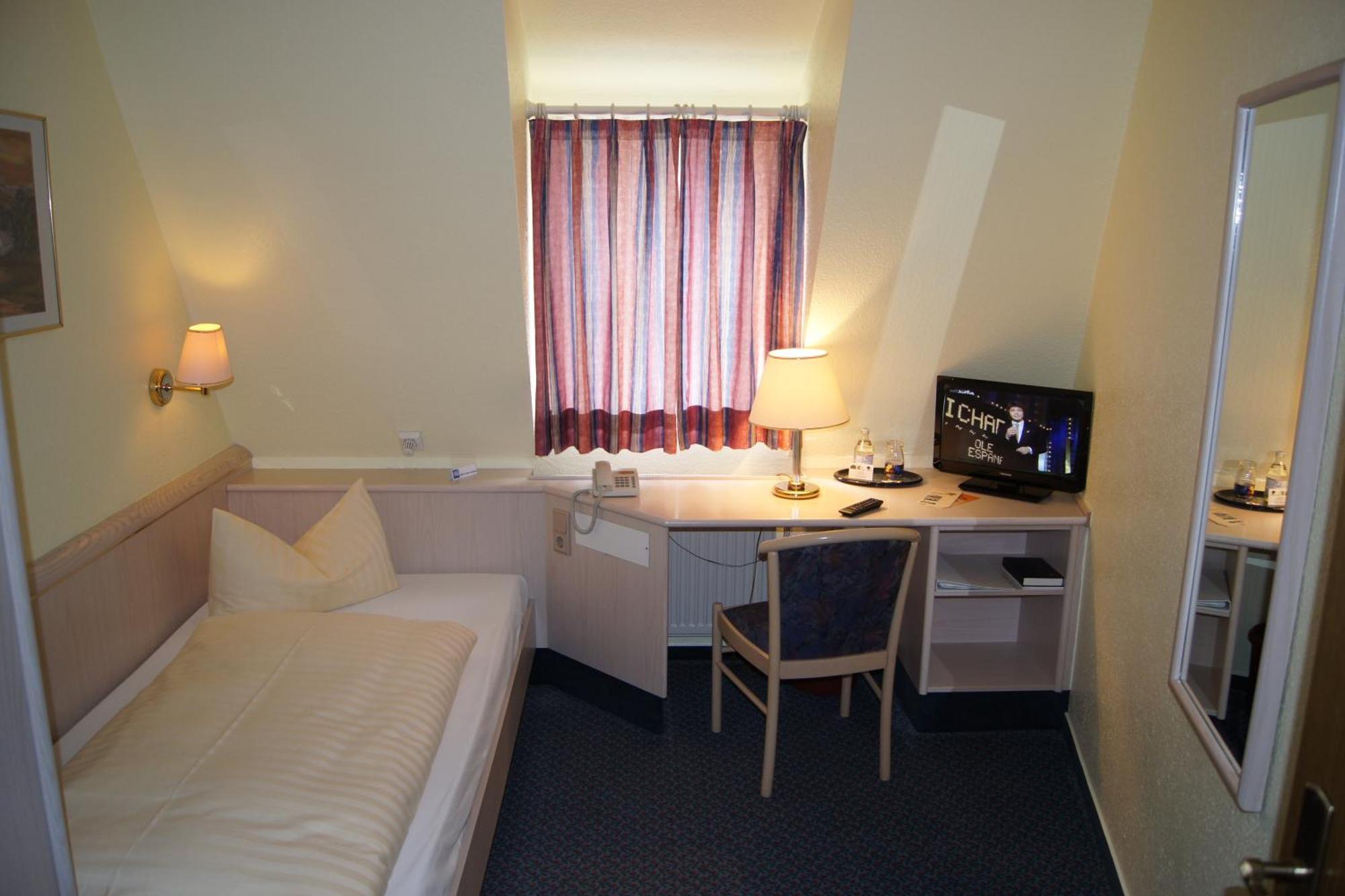 Hotel "Drei Rosen" Ohg Regina & Hans - Peter Fassbinder Leinefelde-Worbis Esterno foto