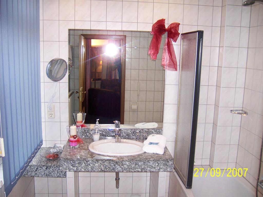 Hotel "Drei Rosen" Ohg Regina & Hans - Peter Fassbinder Leinefelde-Worbis Esterno foto