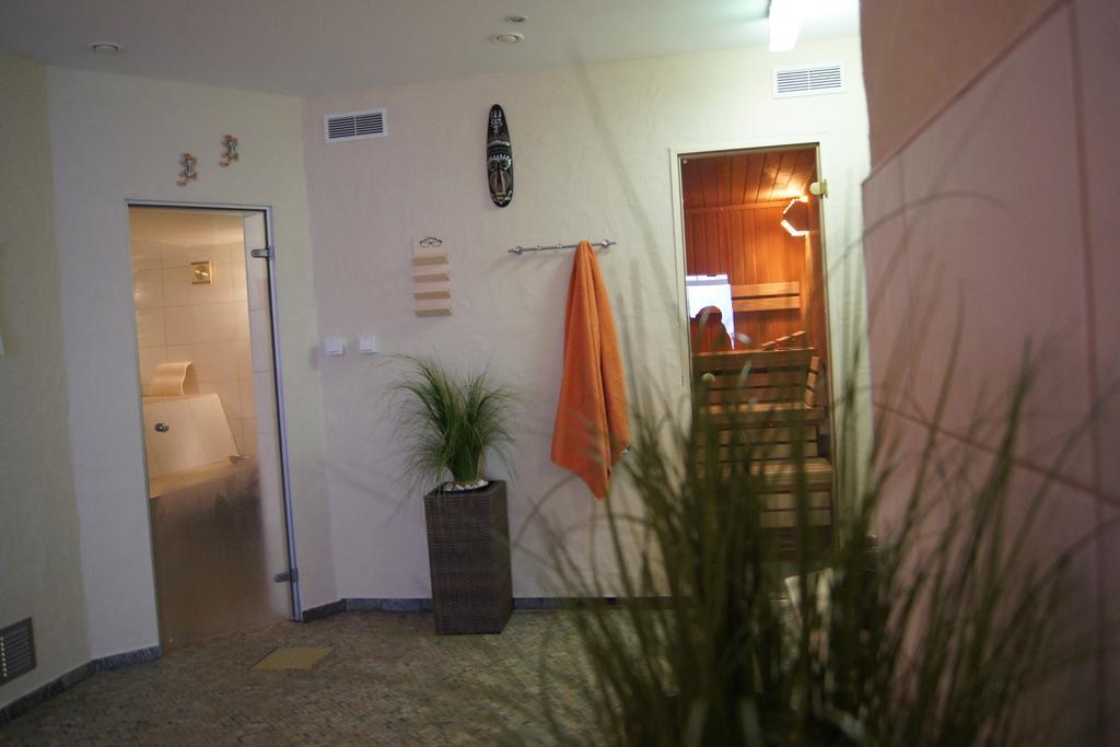 Hotel "Drei Rosen" Ohg Regina & Hans - Peter Fassbinder Leinefelde-Worbis Esterno foto
