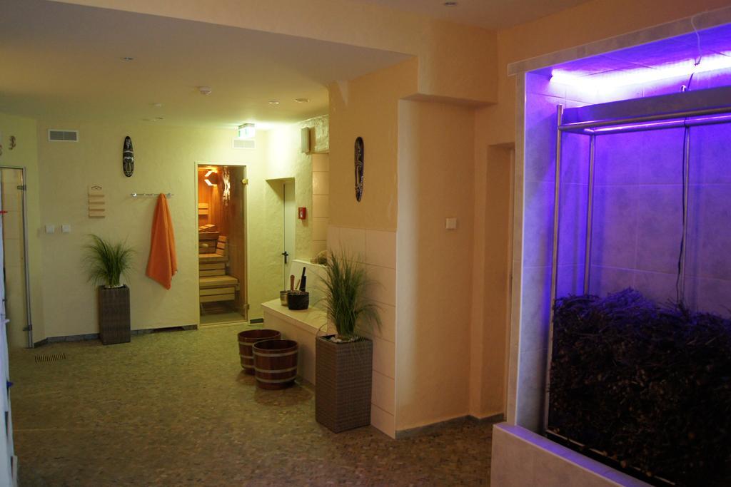 Hotel "Drei Rosen" Ohg Regina & Hans - Peter Fassbinder Leinefelde-Worbis Esterno foto